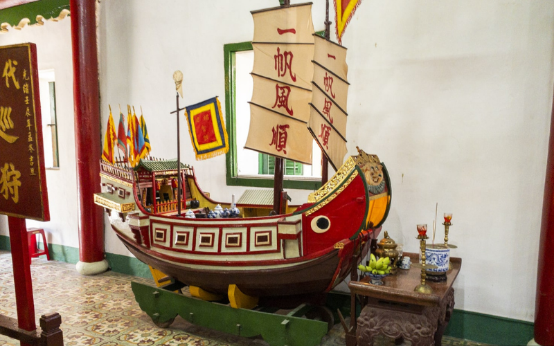 Biểu tượng chiếc thuyền của các thương nhân đến từ Trung Hoa