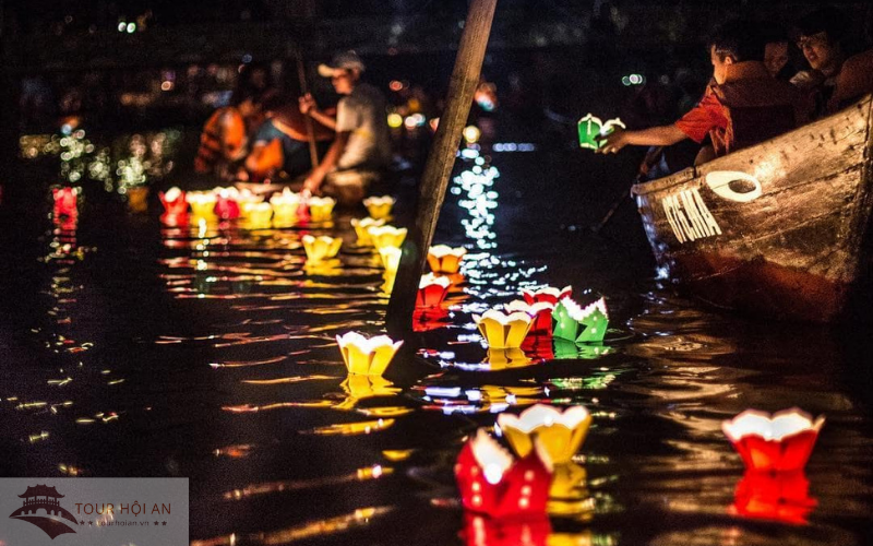 Lễ hội thả đèn hoa đăng diễn ra ngay trên dòng sông Hoài - Hội An
