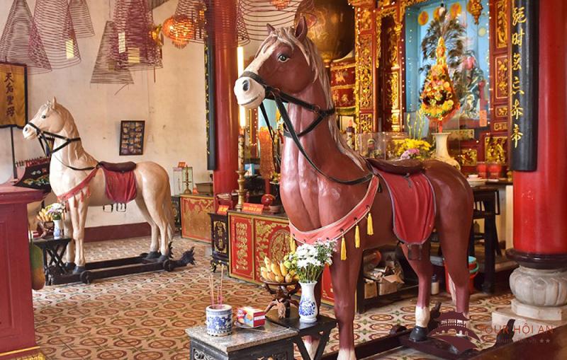Chánh điện của Hội Quán Quảng Đông có thờ Quan Công , ngựa Bạch và Xích Thố