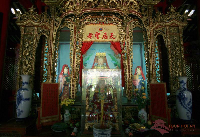 Hội quán Dương Thương nổi tiếng với khu nhà cổ lâu đời có thờ tự Thiên Hậu Thánh Mẫu.