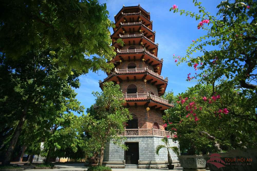 Tháp Ấn Tôn là công trình kiến trúc đặc trưng tại chùa