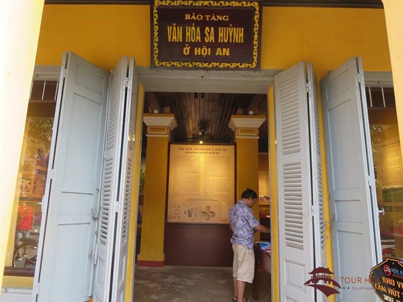 Bảo tàng nằm ngay trên đường Trần Phú, rất dễ tìm