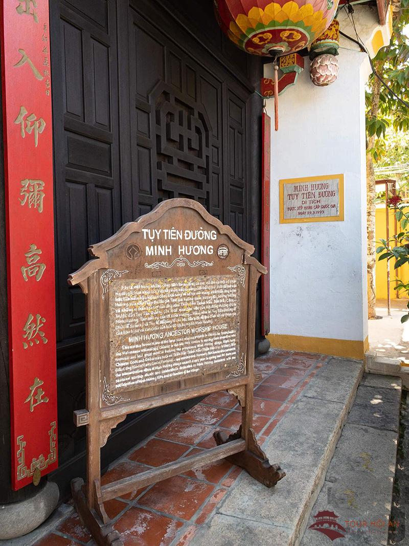 Thông tin về Tụy Tiên Đường Minh Hương được ghi rất rõ trên bảng hiệu ở cổng vào