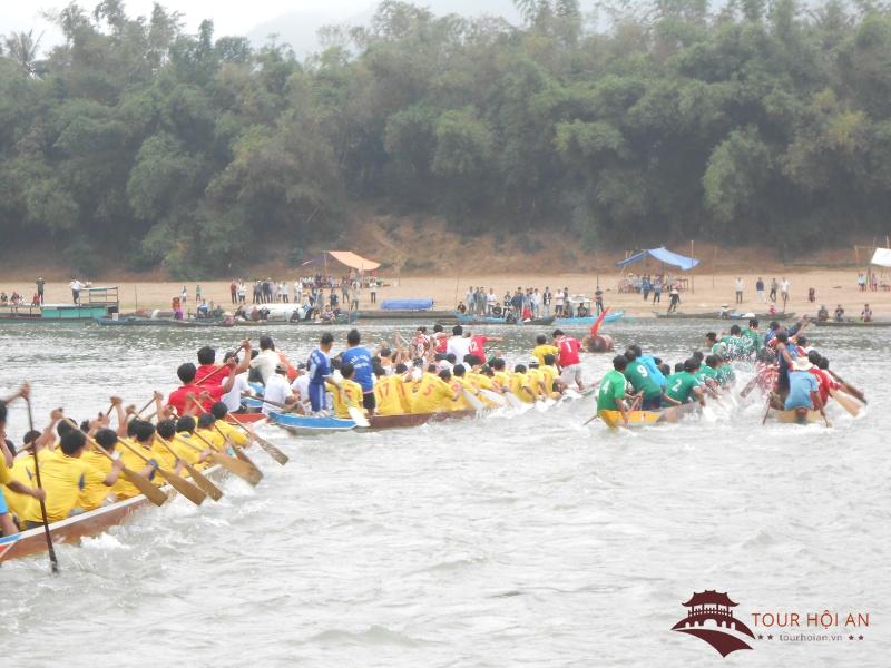 Hoạt động đua thuyền trên sông Thu Bồn